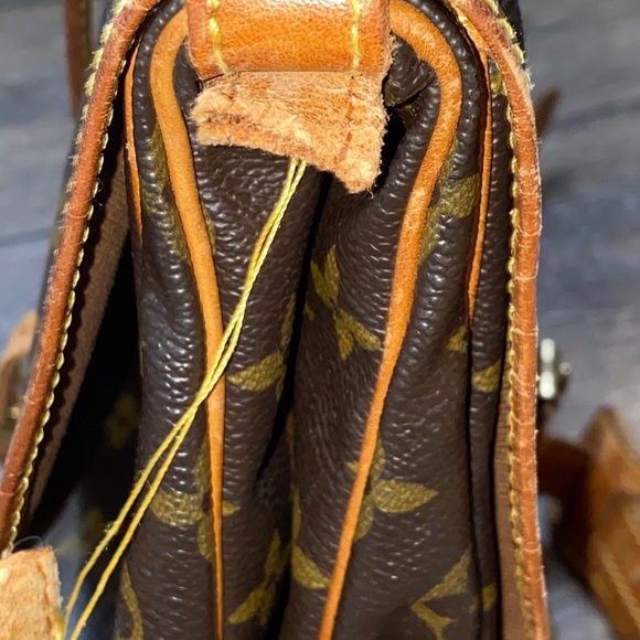 LouisVuitton SaumurCrossbody authenticated by EBTH - Picture 11 of 14